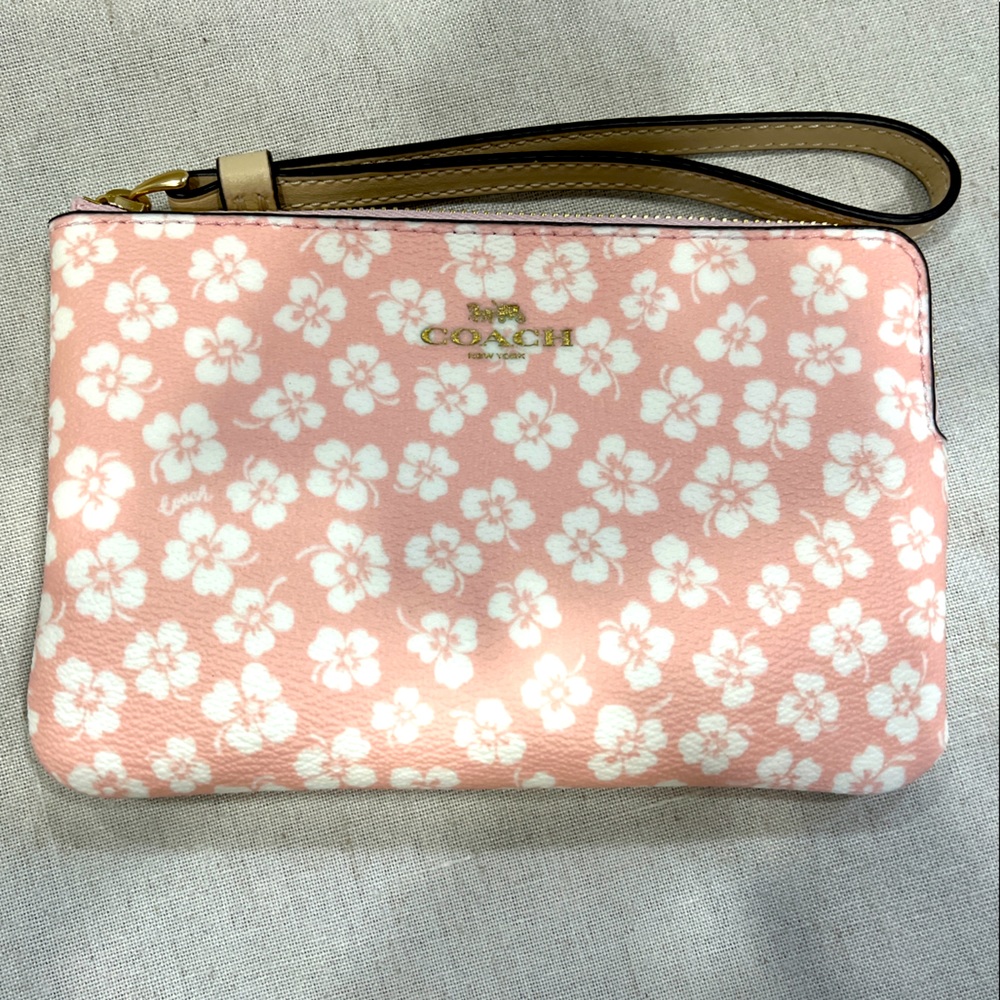 ✧･ﾟ: *✧･ﾟ:* New Coach Corner Zip Wristlet ✧･ﾟ: *✧･ﾟ:*